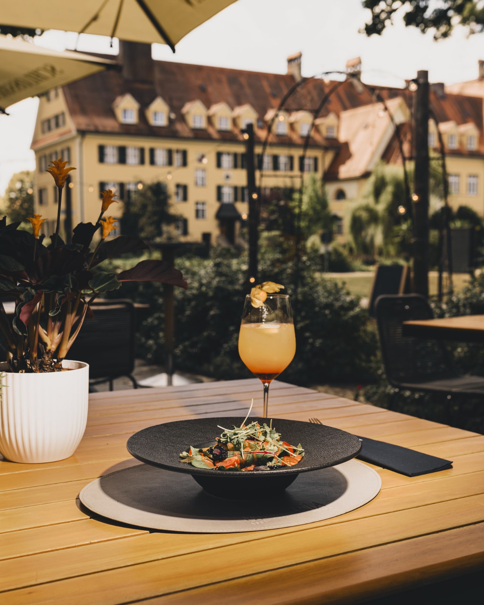 Terrassentisch mit Blick auf Piusheim