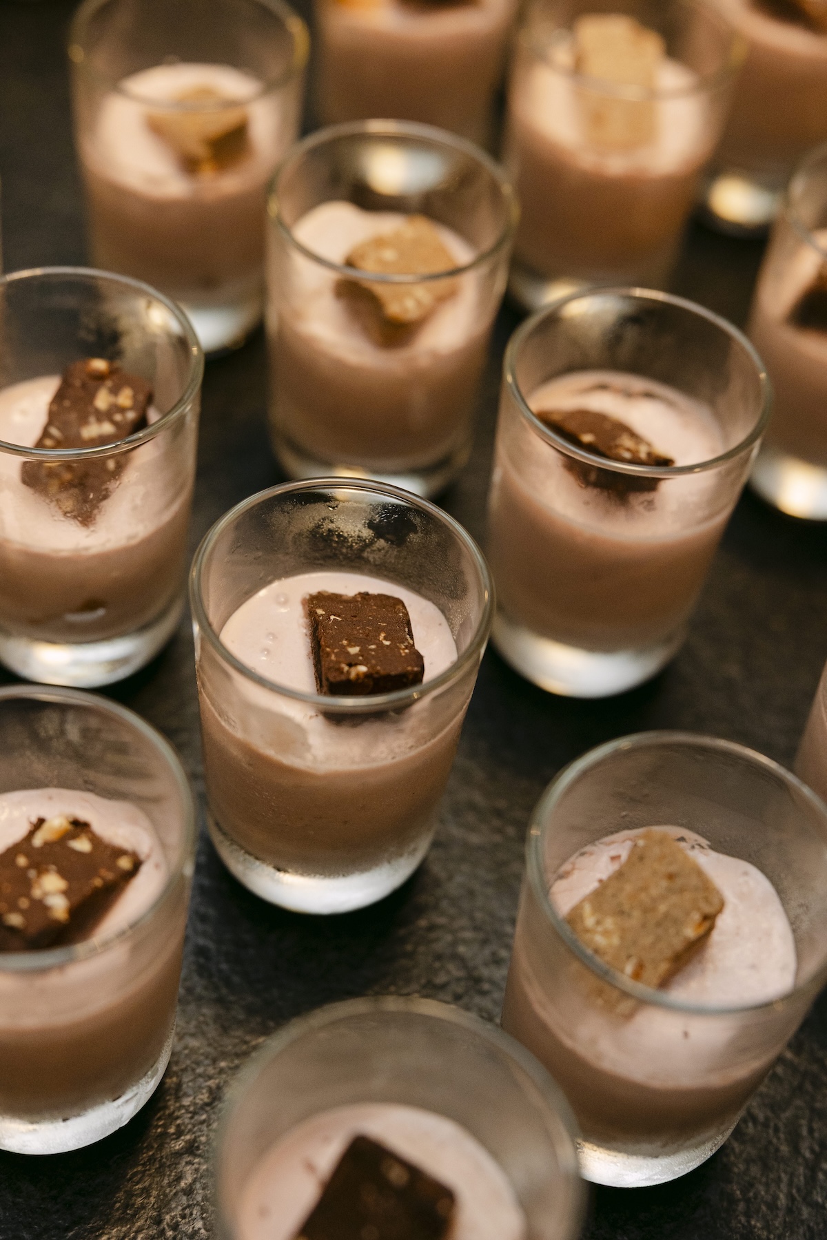 Süße Desserts im Glas, vorbereitet in der Bisteria-Küche