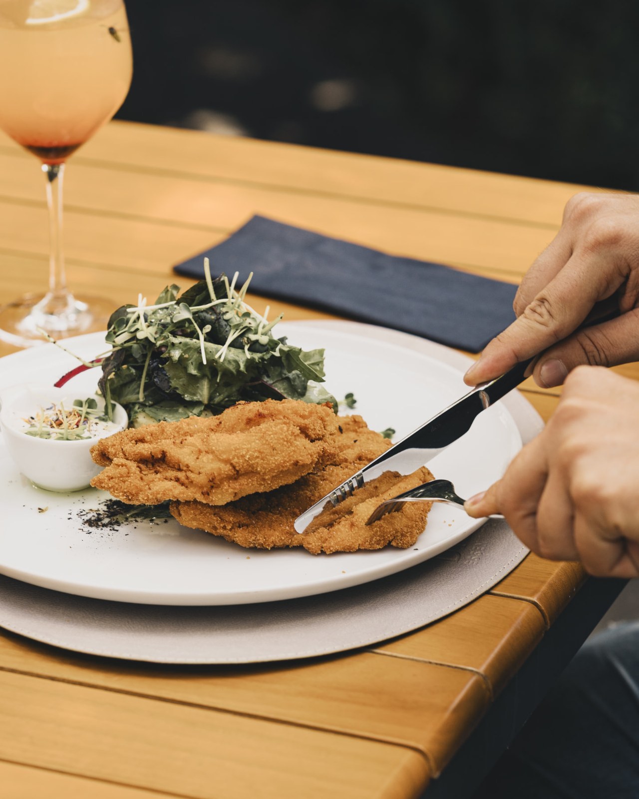 Schnitzel mit Salat am Terrassentisch