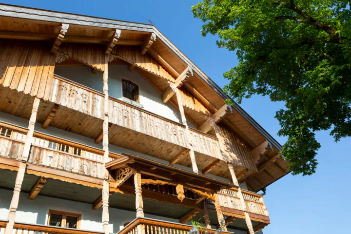 Balkon eines historischen Holzhauses in Piusheim