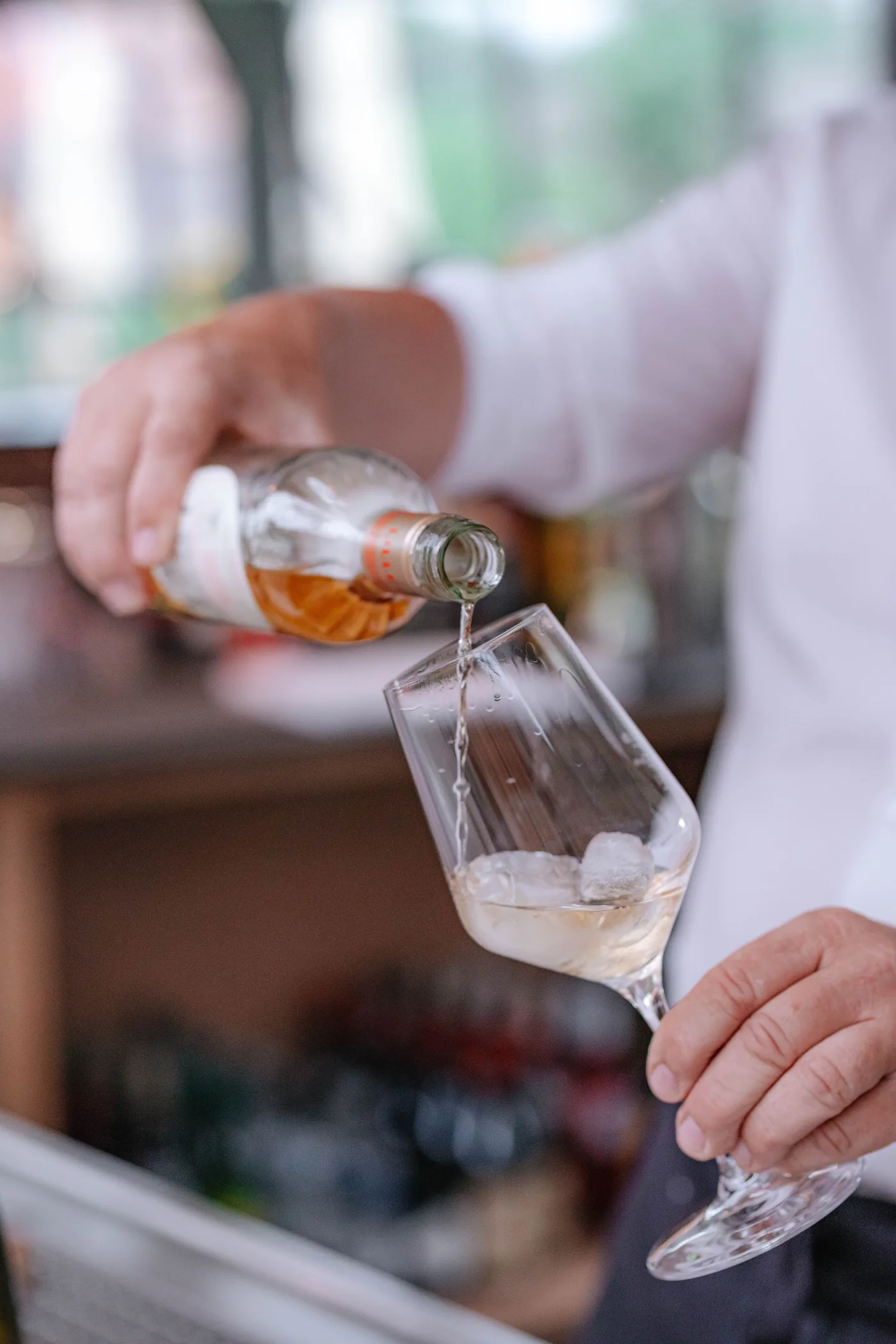 Ein Getränk wird in der Bisteria eingeschenkt
