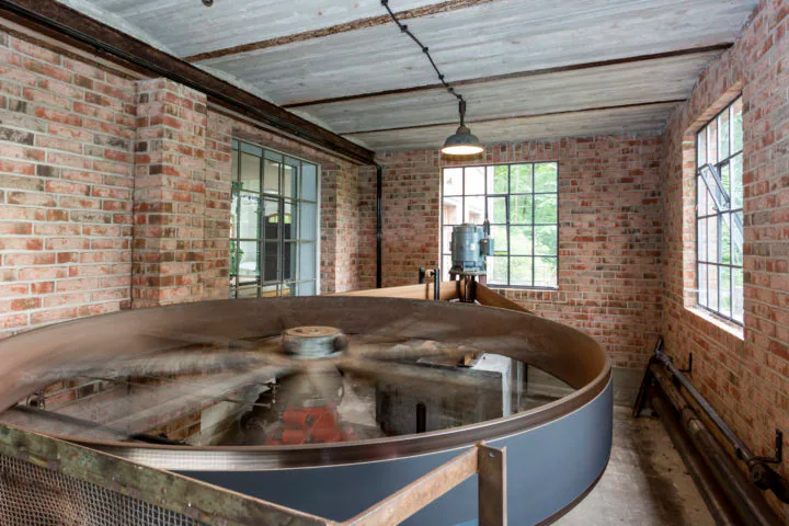 Historischer Mühlenraum mit Wasserturbine in Piusheim