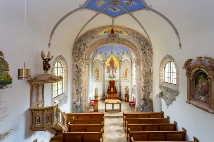 Festlich geschmückter Kirchenraum für eine Trauung