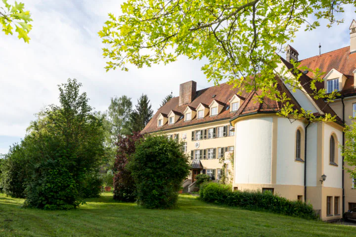 Seitenansicht des Haupthauses mit Kirchenfenstern