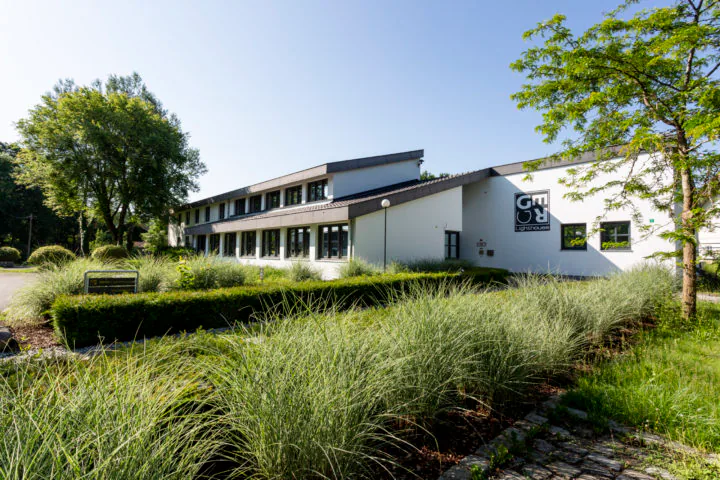 Moderner, nachhaltiger Neubau in Piusheim, umgeben von Gräsern