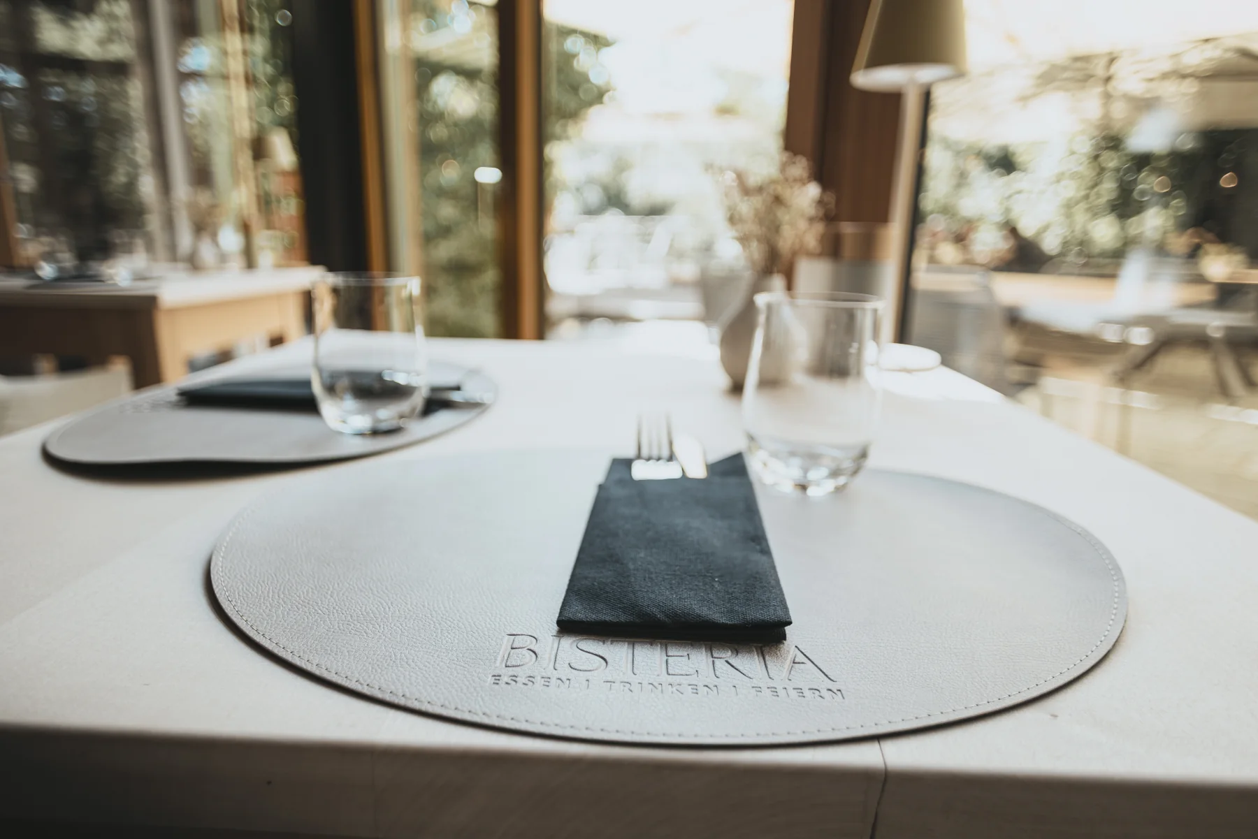 Gedeckter Tisch im Restaurant Bisteria