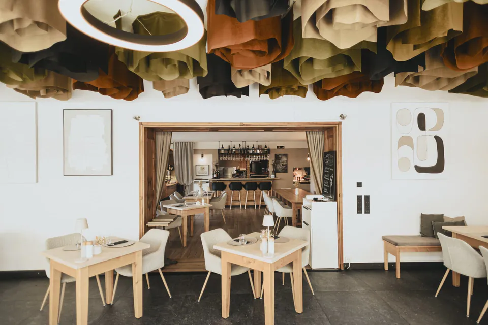 Gastraum der Bisteria mit Blick zur Bar