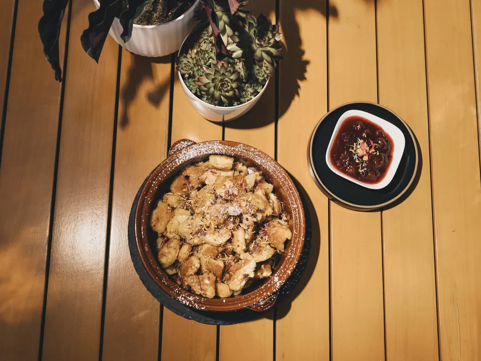 Kaiserschmarrn mit Zwetschgenröster von oben auf dem Gartentisch