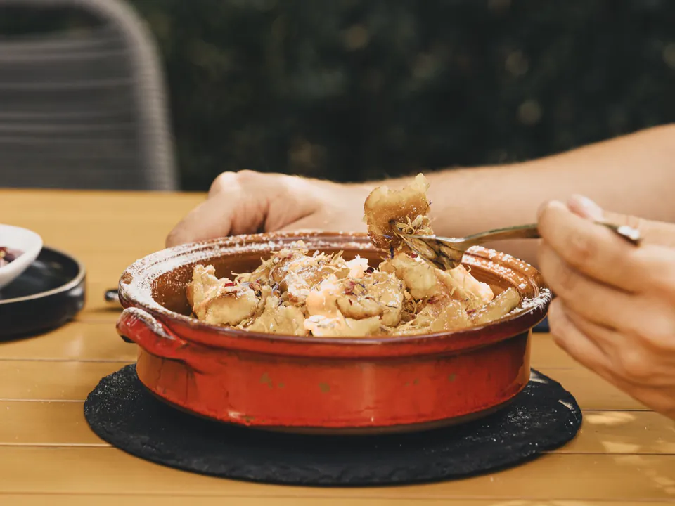 Zwei Gäste teilen sich den Kaiserschmarrn am Nachmittag