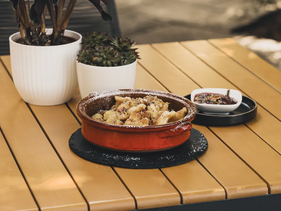 Kaiserschmarrn in der Tonform mit Zwetschgenröster auf dem Gartentisch